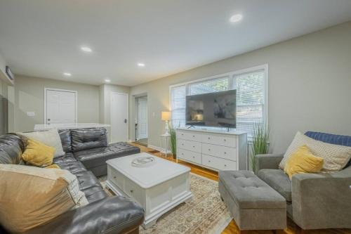 Heavenly Home on Habersham with Foosball Table! in Athens, USA