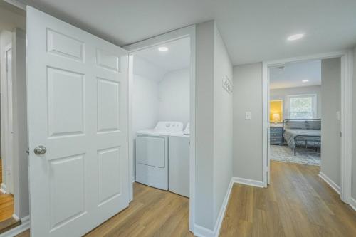 Heavenly Home on Habersham with Foosball Table! in Athens, USA