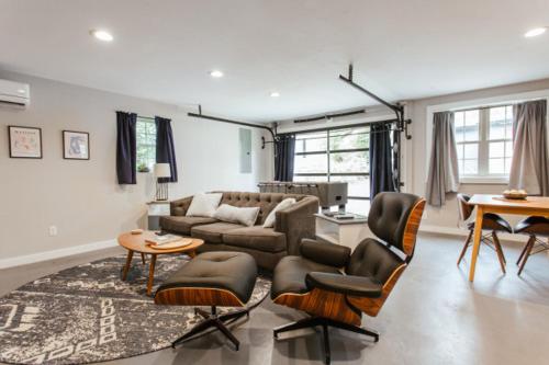 Greenway Garage with Firepit in Athens, USA