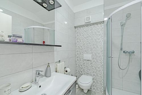 One-Bedroom Apartment with Terrace and Sea View image 10