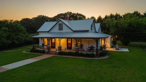 B&B Athens - The Bulldog Farmhouse 100 year old home - Bed and Breakfast Athens