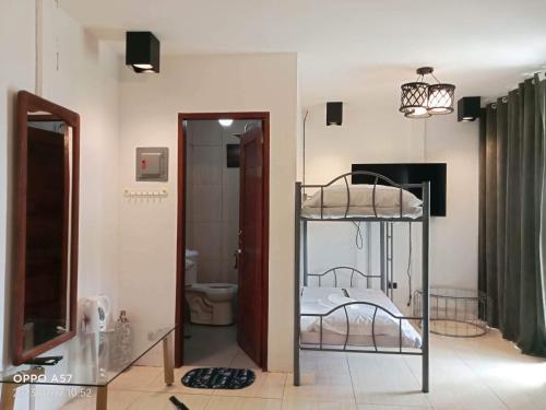 2 queen beds, 1 bunk bed