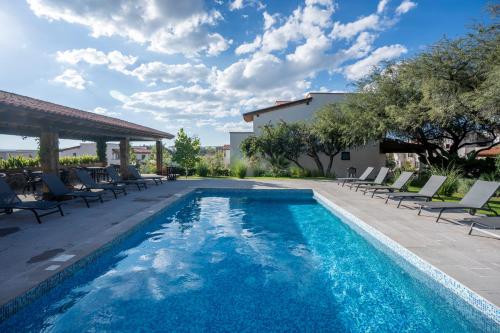 4BR Oasis with Pools & Gym at Nueva Escondida