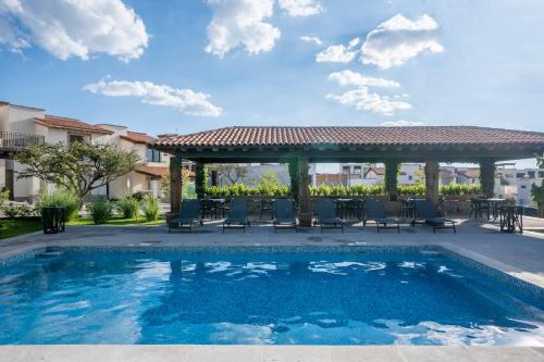 4BR Oasis with Pools & Gym at Nueva Escondida