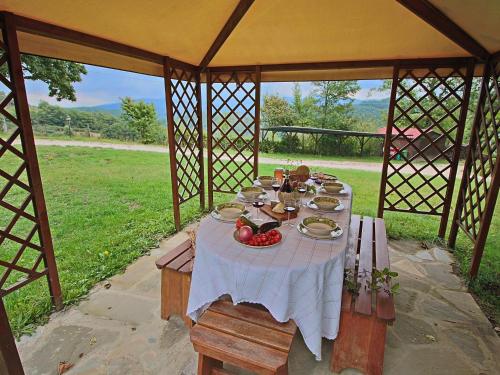 Spacious Farmhouse in Apecchio with Pool