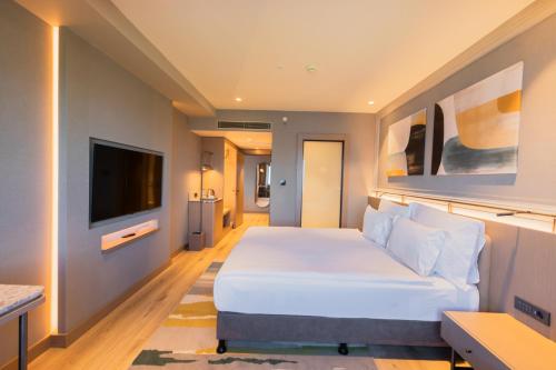 1 king bed, 1 sofa bed
