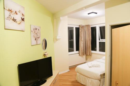 Twin Room en suite image 4