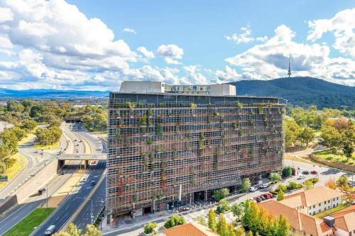 Boutique City Apartment with Iconic Mountain Views