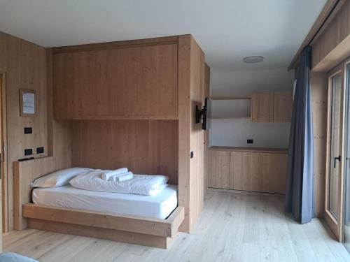 1 queen bed, 1 twin bed