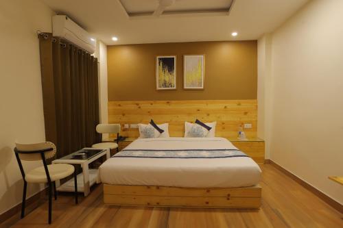 Standard King Room image 3