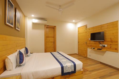 Standard King Room image 4