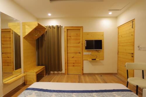 Standard King Room image 5