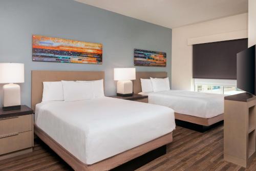 2 queen beds, 1 sofa bed
