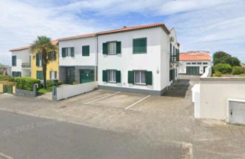  Cozy apartment close to airport, Unterkunft in Ponta Delgada