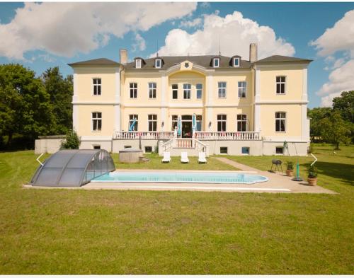 外部景觀, Schloss Schmuggerow in 杜赫羅