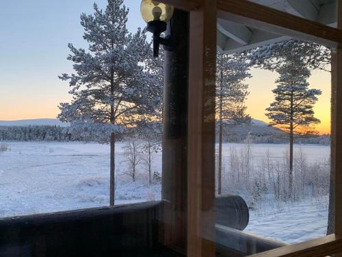 Ruska 2, Yllas, Akaslompolo, Lapland - Log Cabin with Lake and Fell Scenery in Kaupinjärvi