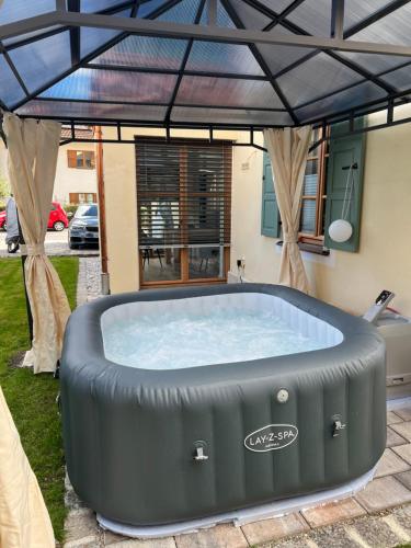 Pezsgőfürdő, 4YOUnic Glonn1 * Boxspring * Jacuzzi * Netflix*65“ in Glonn
