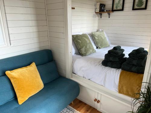 1 queen bed, 1 sofa bed