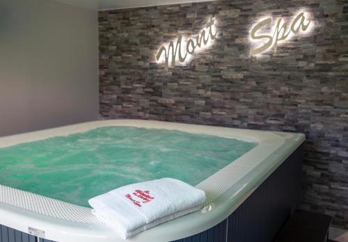 Karstais baseins, Le Relais de la Fontaine & Jacuzzi in Lonny
