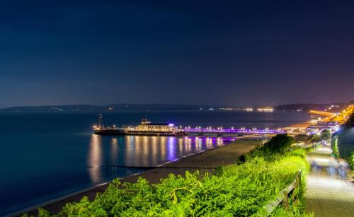 LATITUDE WEST by BOURNECOAST - An Impressive Holiday Apartment with FANTASTIC SEA VIEWS, a Balcony a near 1st Tee