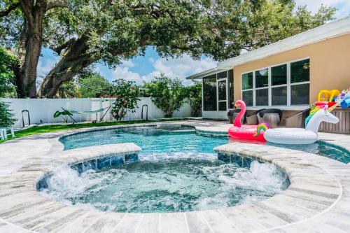 Heated pool & jetted spa -- mins to beach