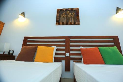 Standard Twin Room with Garden View image 10