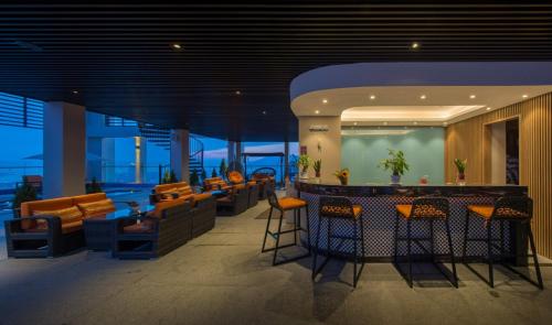 Luxury Apartment with Sea View - 1 minute to beach - image 3