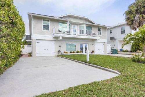 Capri Charm Remodeled Oasis w/ Heated Pool-Kayaks, Naples