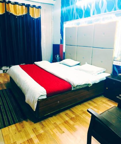 Hotel Holiday Dalhousie - Near Ghandhi Chowk Mall Road