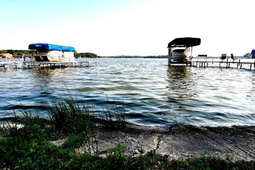 Cute & Cozy 2/1 Lakeview House on Chain O Lakes in Fox Lake, USA