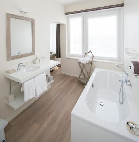 Bathroom, Hotel du Bassin in Ostend