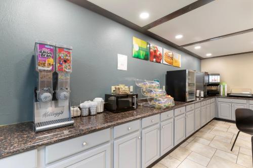 Quality Inn Newton - image 2