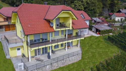 Yellow House Grabrovec - Apartment - Metlika