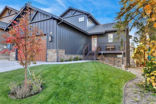 Pine Meadow Village Castle~ Incredible Chalet Home