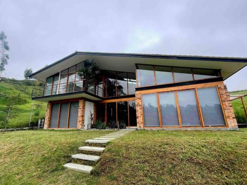 . Casa completa entre montañas