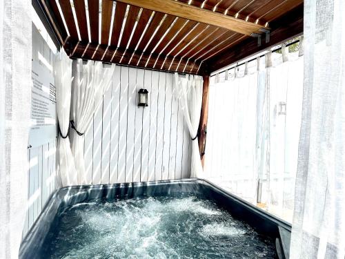 Private Outdoor Spa, Fire Pit - THE RETREAT COOLUM BEACH