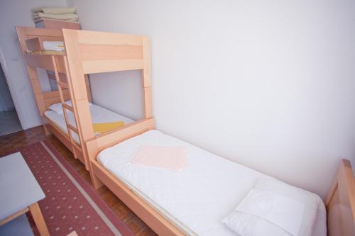 HI Hostel Zagreb Room Type - Triple Room with Shared Bathroom