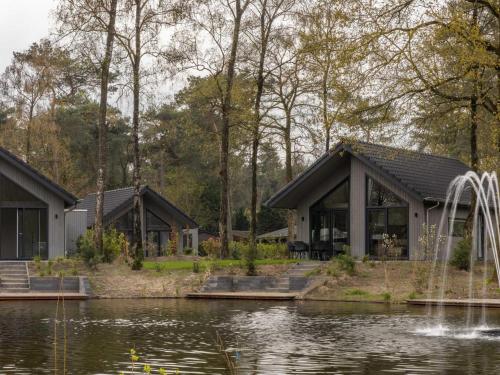  Beautiful lodge with a nice terrace, located in a holiday park in Brabant, Pension in Oirschot