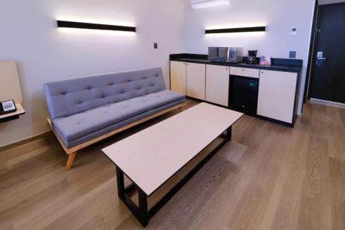 Superior King Room with Sofa Bed image 4