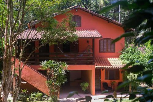 Casa em penedo com cachoeira