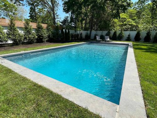 Stylish & Modern Hamptons Cape with Saltwater Pool-5 min to Beach in Hampton Bays, USA