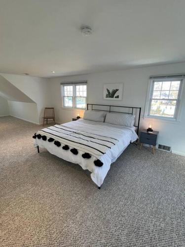 Stylish & Modern Hamptons Cape with Saltwater Pool-5 min to Beach in Hampton Bays, USA