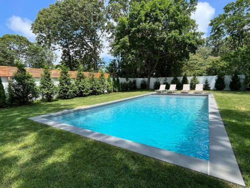 Stylish & Modern Hamptons Cape with Saltwater Pool-5 min to Beach in Hampton Bays, USA