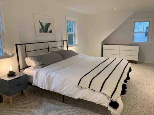 Stylish & Modern Hamptons Cape with Saltwater Pool-5 min to Beach in Hampton Bays, USA