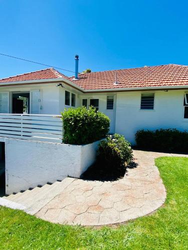 Serene Lake Taupo Abode