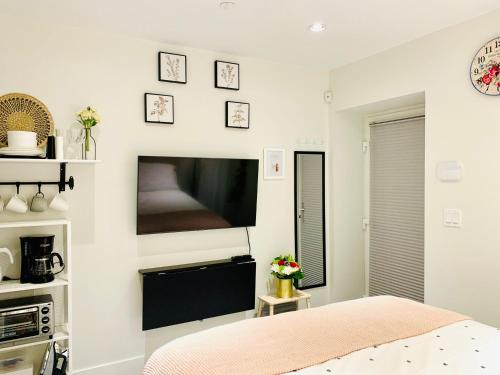 Private Guest Studio w/ Full Bath - Queen Bed - Parking - Central Location