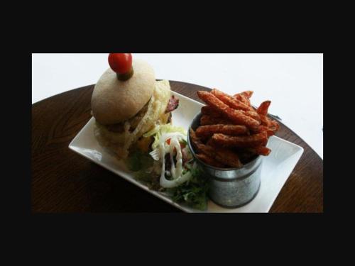 บริการและสิ่งอำนวยความสะดวก, เดอะ โอลด์ เบล (The Old Bell) in ชรีส์บูรี