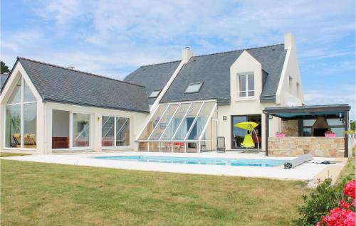 Beautiful Home In Plougonvelin With Heated Swimming Pool - Location saisonnière - Plougonvelin