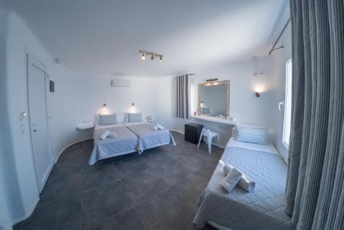 Superior Triple Room image 10