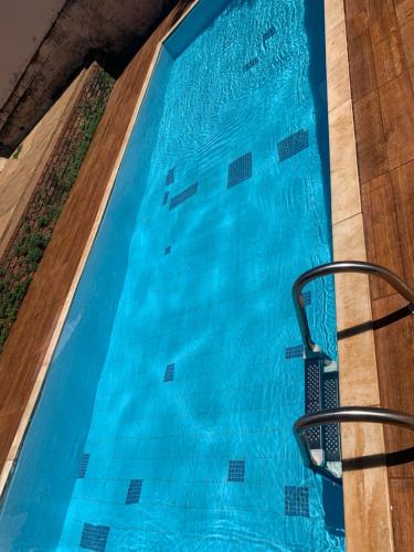 Casa para festas com piscina e cama elástica